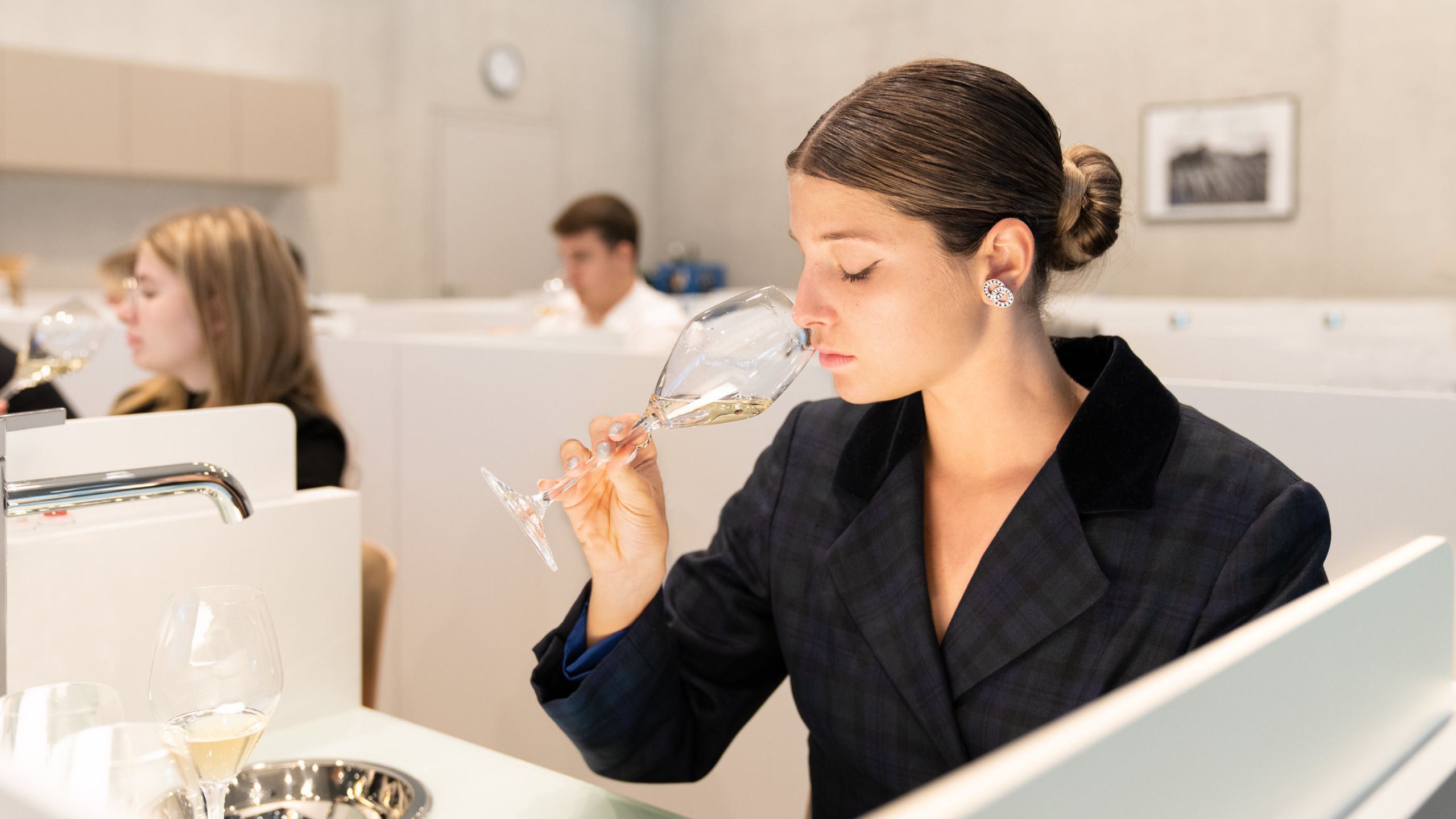 EHL-Oenology-student