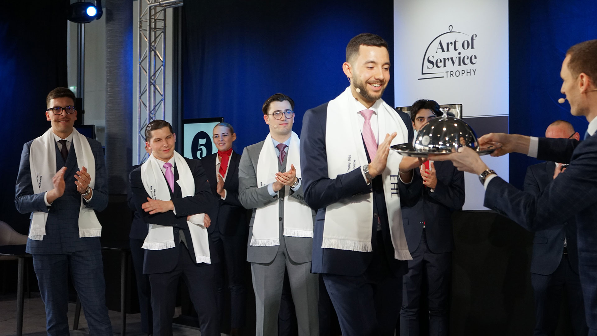 Maxime Delorme, Gewinner der EHL Art of Service Trophäe © 2024 EHL, Alle Rechte vorbehalten.