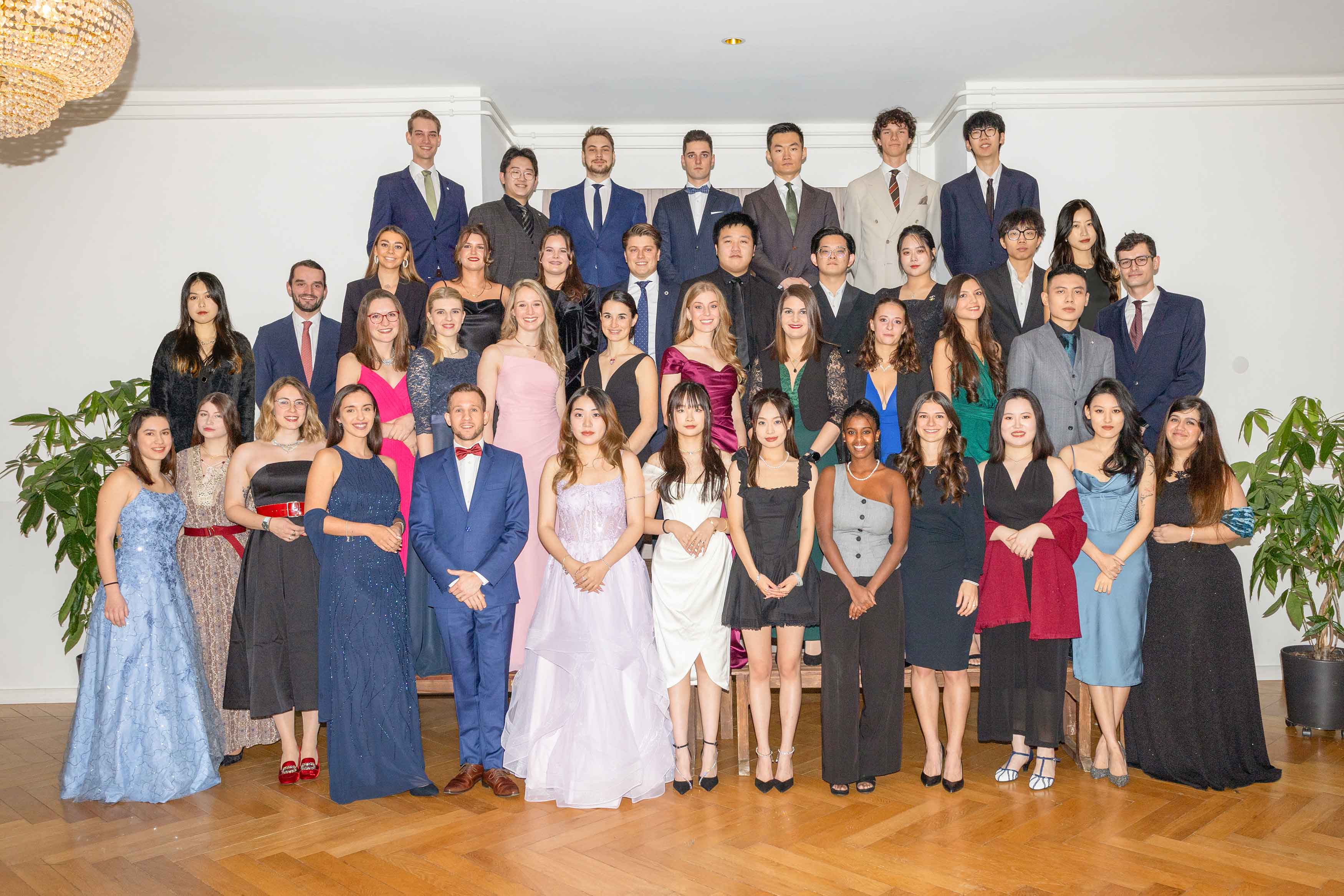 Diplomfeier, Dezember 2023  © 2023 EHL, All rights reserved. *Legende zum Foto unten.